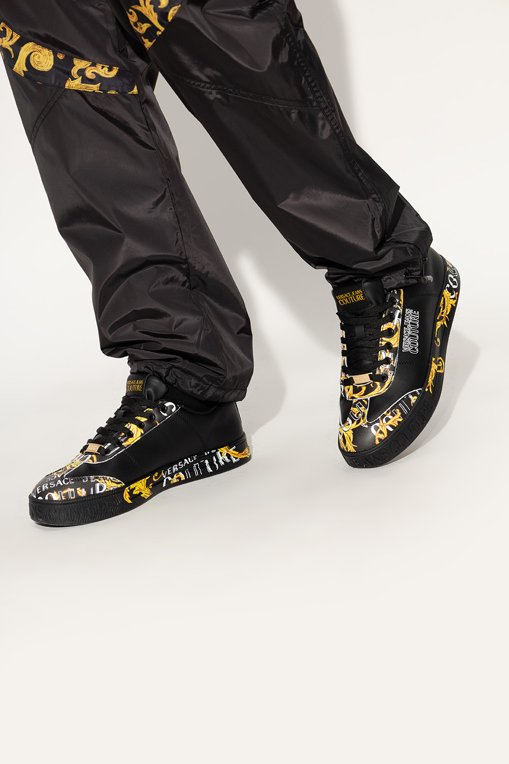 【Black Jessy】　凱旋 Versace Jeans Couture Brooklyn V-Emblem Sneakers | Black